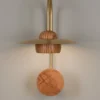 Aplique de pared Txapela - Pedret Lighting - Lámpara decorativa de madera de roble con disco de latón