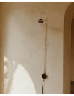 Aplique de pared Txapela - Pedret Lighting - Lámpara alargada de madera de roble y latón