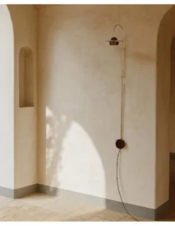Aplique de pared Txapela - Pedret Lighting - Lámpara alargada de madera de roble y latón