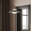 Lámpara colgante Lecarbu – AJP – Pantalla de cristal en negro y latón