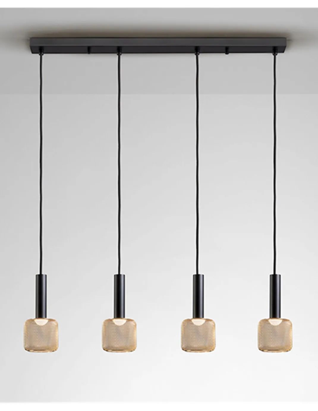 Lámpara colgante lineal Sincro – Schuller – 4 tulipas de malla dorada, LED regulable