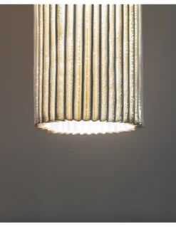 Lámpara colgante Núa - a-emotional light - Diseño vertical de malla metálica disponible en 2 tamaños