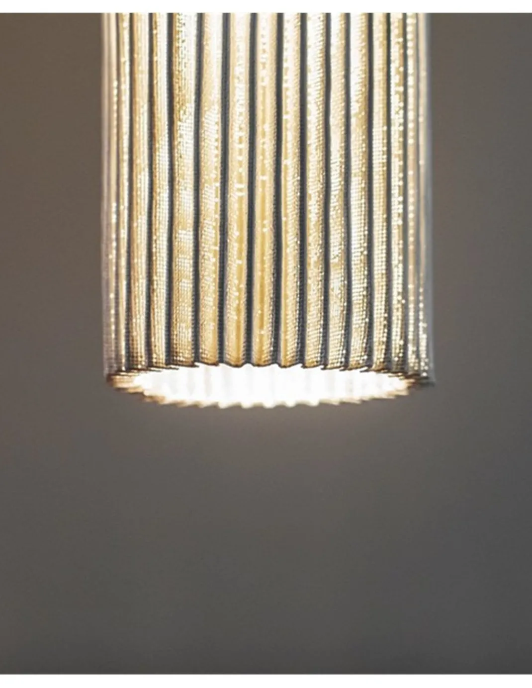 Lámpara colgante Núa - a-emotional light - Diseño vertical de malla metálica disponible en 2 tamaños