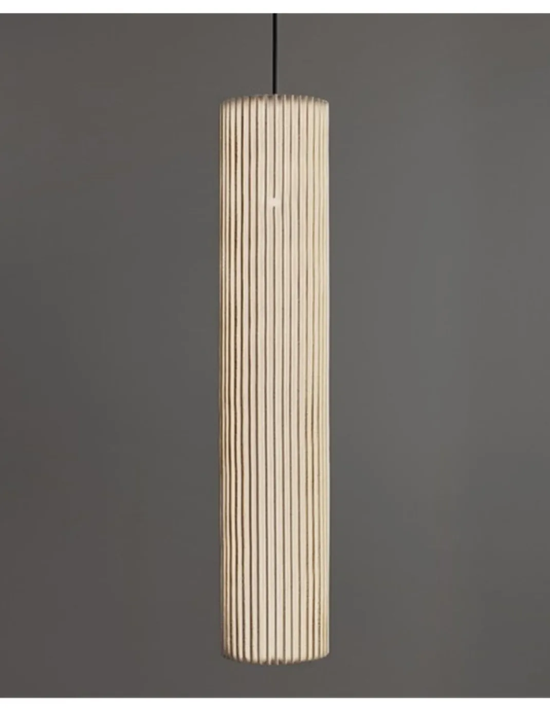Lámpara colgante Núa - a-emotional light - Diseño vertical de malla metálica disponible en 2 tamaños