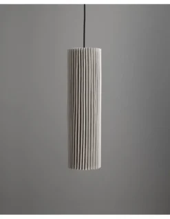 Lámpara colgante Núa - a-emotional light - Diseño vertical de malla metálica disponible en 2 tamaños
