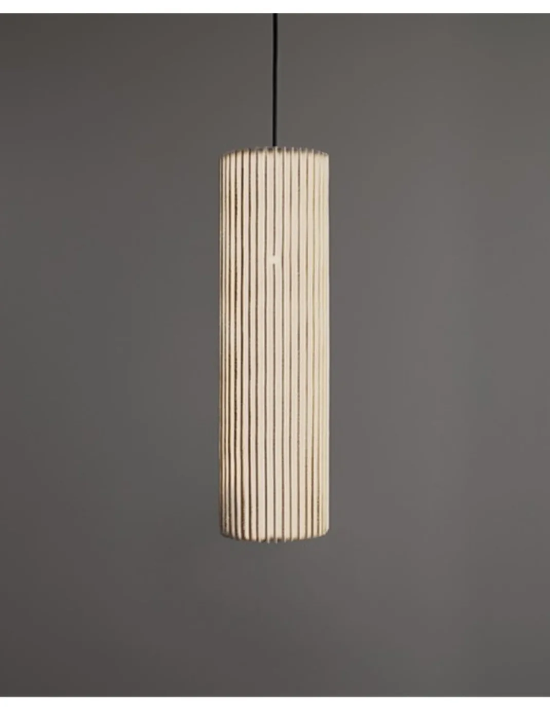 Lámpara colgante Núa - a-emotional light - Diseño vertical de malla metálica disponible en 2 tamaños