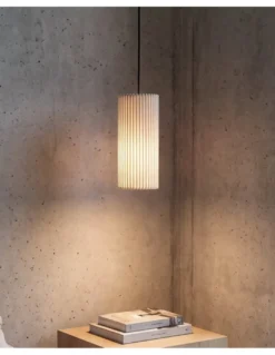 Lámpara colgante Núa - a-emotional light - Diseño vertical de malla metálica con textura decorativa
