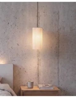 Lámpara colgante Núa - a-emotional light - Diseño vertical de malla metálica con textura decorativa