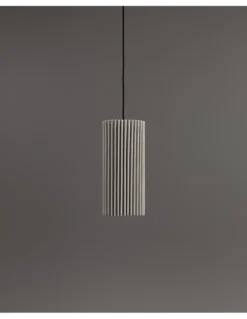 Lámpara colgante Núa - a-emotional light - Diseño vertical de malla metálica con textura decorativa