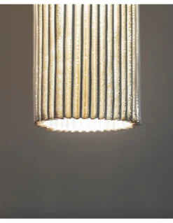 Lámpara colgante Núa - a-emotional light - Diseño vertical de malla metálica con textura decorativa