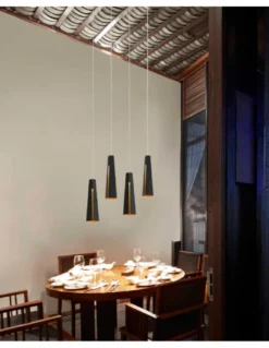 Lámpara colgante Pluma - Faro -Lámpara negra o blanca de diseño elegante y sofisticado. Iluminación ambiental LED