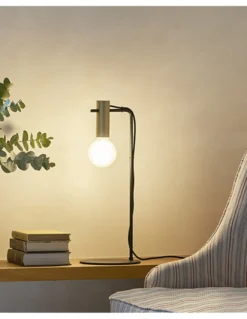 Lámpara de escritorio Nude Curved – LedsC4 – Disponible en 3 colores, Cabezal orientable