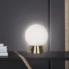Lámpara de mesa Ben – AJP – Diseño minimalista, lámpara bola dorada