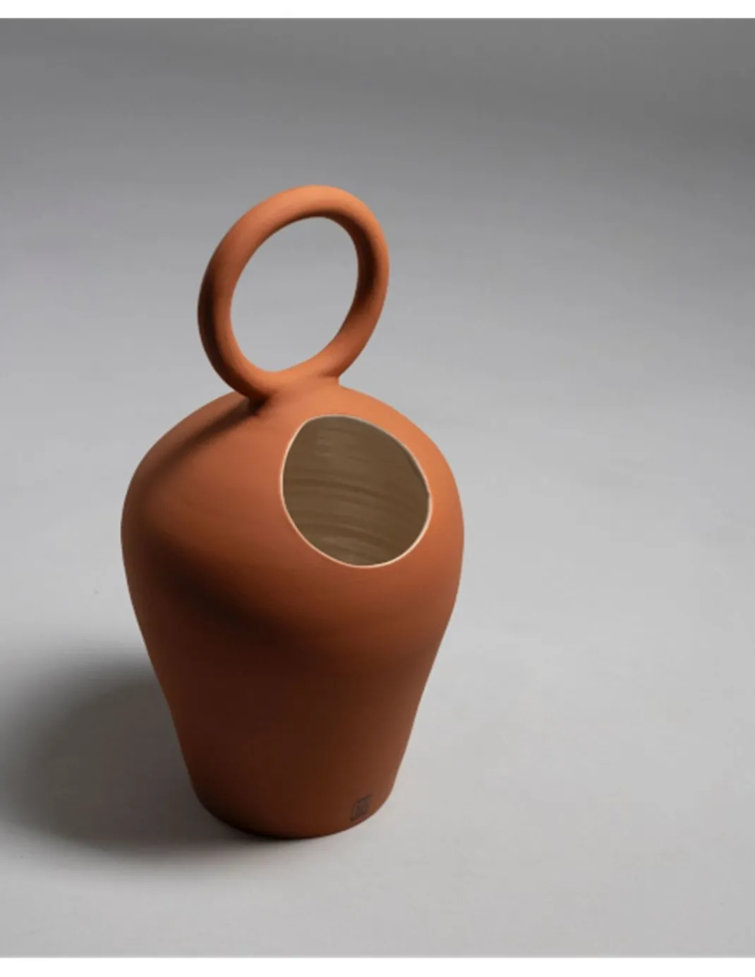 Lámpara de mesa Clay - Fokobu - Lámpara artesanal de cerámica, forma de botijo, blanco/terracota