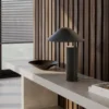 Lámpara de mesa Damo - Aromas. Lámpara decorativa de mesa en acero color negro