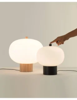 Lámpara de mesa Ilargi - LedsC4 - En madera maciza táctil y regulable