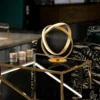Lámpara de mesa Lazas – Schuller – Diseño minimalista con acabado pan de oro