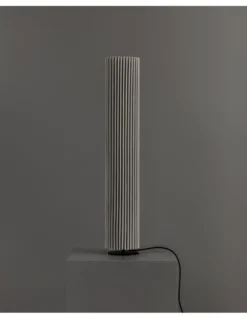 Lámpara de mesa Núa Large - a-emotional light - Diseño cilíndrico de malla metálica con presencia escultórica