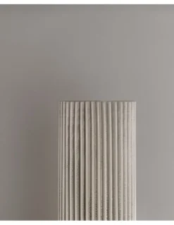 Lámpara de mesa Núa Large - a-emotional light - Diseño cilíndrico de malla metálica con presencia escultórica