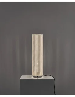 Lámpara de mesa Núa Medium - a-emotional light - Diseño cilíndrico de malla metálica con luz decorativa tamizada