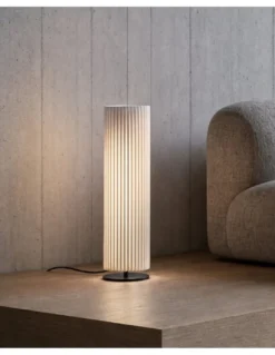 Lámpara de mesa Núa Medium - a-emotional light - Diseño cilíndrico de malla metálica con luz decorativa tamizada