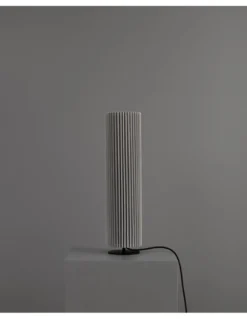 Lámpara de mesa Núa Medium - a-emotional light - Diseño cilíndrico de malla metálica con luz decorativa tamizada