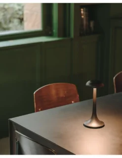 Lámpara de mesa Portobello – LedsC4 – Disponible en 2 colores, Botón touch dimmer, Carga mediante USB