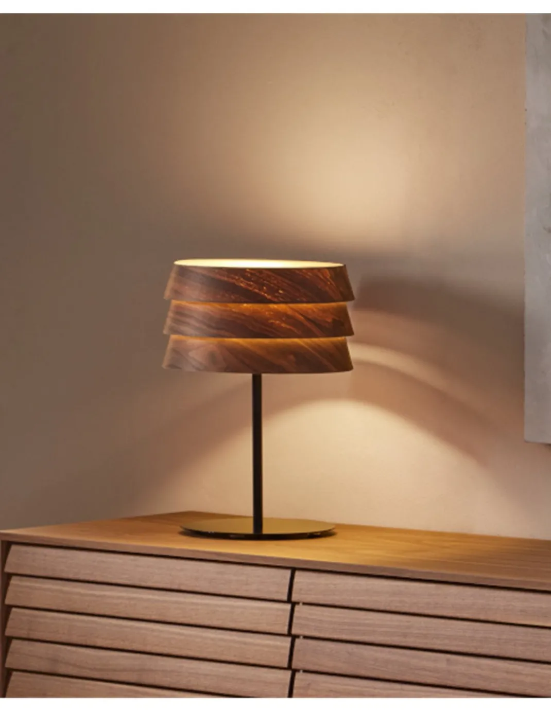 Lámpara de mesa Sussex - Punt Mobles - Diseño en madera con pantalla de lamas para aparador