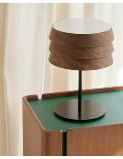 Lámpara de mesa Sussex - Punt Mobles - Diseño en madera con pantalla de lamas para aparador