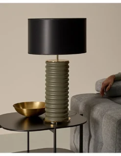 Lámpara de Mesa Taro - Aromas - Lámpara decorativa de cerámica verde, con base torneada y elegante pantalla negra
