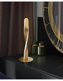 Lámpara de mesa Twist – Schuller – Diseño minimalista LED, acabado dorado