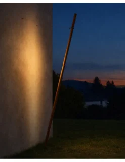 Lámpara de pie exterior Solid Outdoor Angle - B.lux - Diseño tubular inclinado con óptica darklight para terrazas y jardines