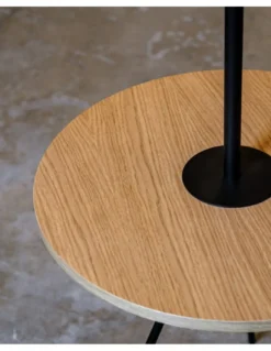 Lámpara de pie Hold – Massmi – Lámpara con mesita de madera, Altura: 168 cm