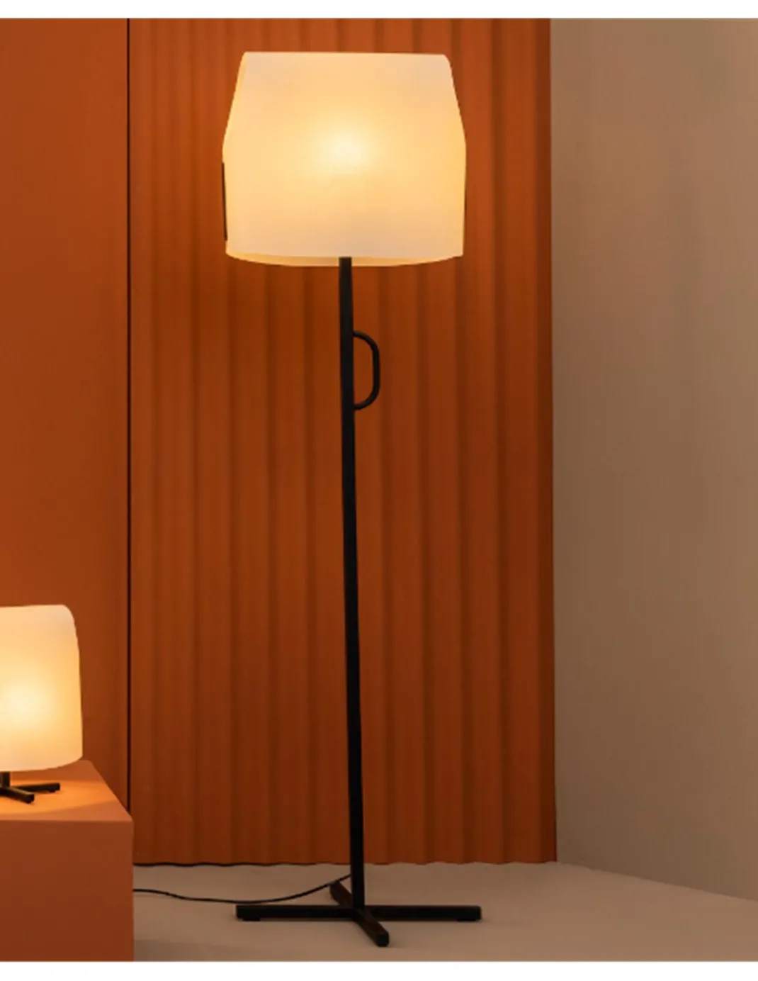 Lámpara de pie Luang - Faro – Diseño moderno con pantalla de papiro en beige o camel