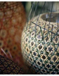 Lámpara de pie Pikul - PET Lamp - Diseño arco con pantalla de fibra natural